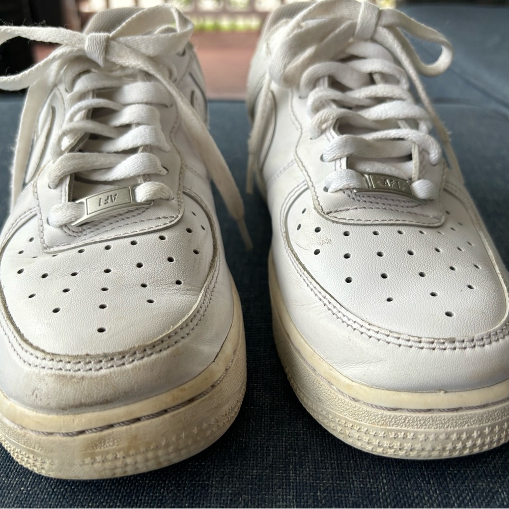 Nike Air Force One Low Top women’s Tennis shoes white size 7 pre owned